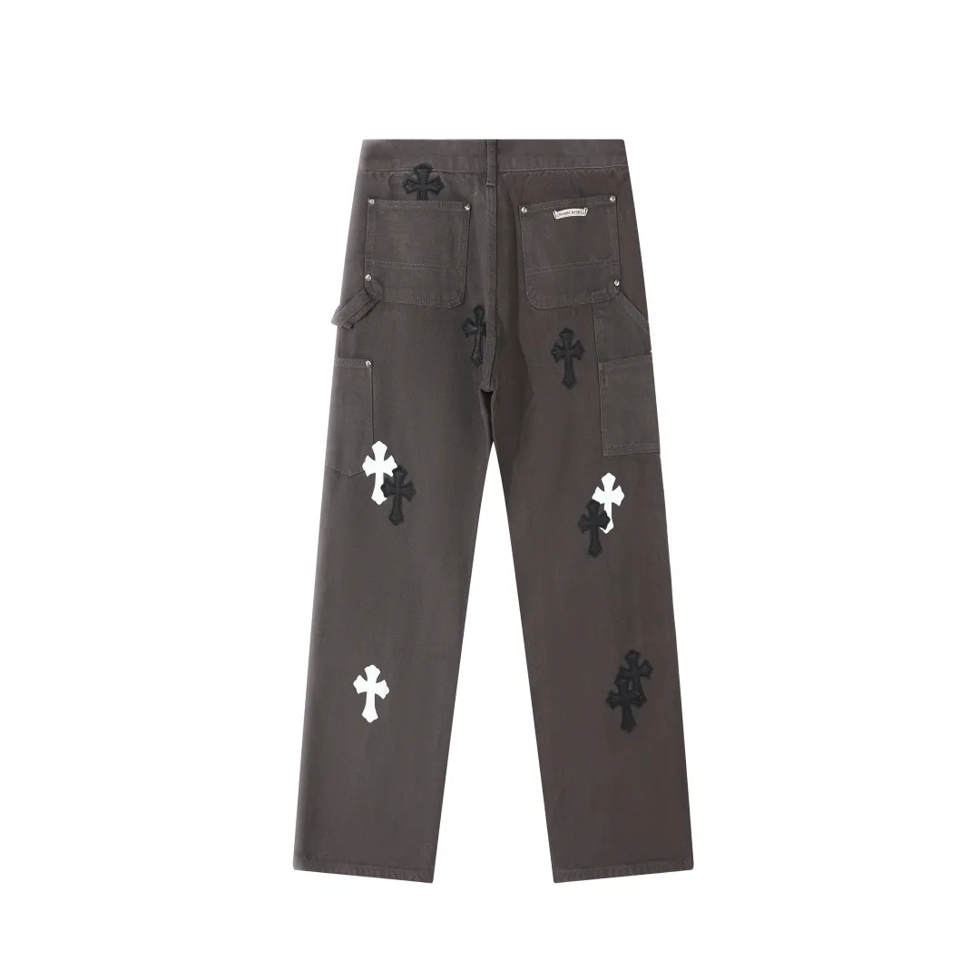 P280 💰 (Top version) Chrome hearts Cross patch leather jeans workwear logging pants Chrome hearts logging pants are here! ! ! CH Croix Heart Double Knee Cross Patch Leather Bo1 Style Logging Pants Straight-leg Work Pants B136 Croix Heart Cross Sanskrit Overalls Price 20W level, patchwork cross pattern embellishment, high-waisted washed jeans! ! Absolutely high-end luxury products, 1.9W level god-level single products, super popular products, made by top heavy industry, not to be missed. About Zangyin, this is an extremely luxurious fashion brand, which can also be called the nobles of the high street. It has always been an exclusive brand of some hipsters or rich second generation. Compared with ordinary high streets, it is more luxurious and noble. Compared with luxury brands, it has a more fashionable personality and has always been a brand that I have a special liking for. Imported yarn is custom-woven into a high-density twill canvas. While ensuring a crisp silhouette, the fabric feels very delicate. It follows the B01 classic silhouette. The upper body is crisp and stylish. The ready-made garments are stone-milled and washed with fermentation. They can be matched with any style. Buttons and zinc are washed with genuine YKK retro metal products. Double-layered canvas on the front. Perfect details. All hardware is perfect. Size: S-XXL Color: Picture color